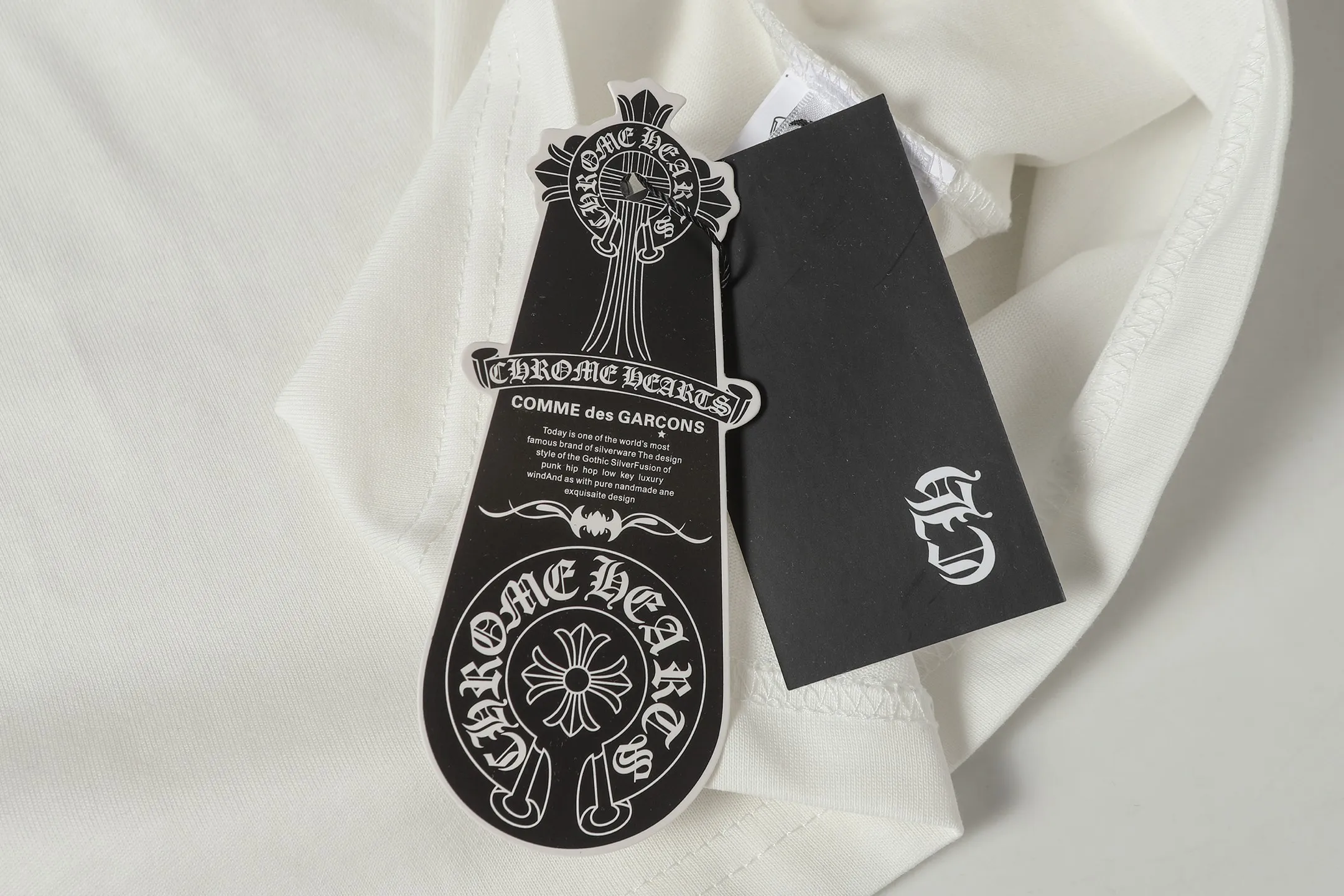 P140 Cross-border model, please do not place an order if you are pursuing quality -Chrome Hearts/Chrome Hearts 24ss classic horseshoe print popular short-sleeved T-shirt -High weight, high density and high quality. The wool is soft, delicate and skin-friendly. It feels soft and silky. It has excellent warmth and skin-friendly properties. -Customized weaving and dyeing, no color difference. No matter the fabric or workmanship details, it beats the ordinary version on the market. -Colour: black white -Size: S M L XL